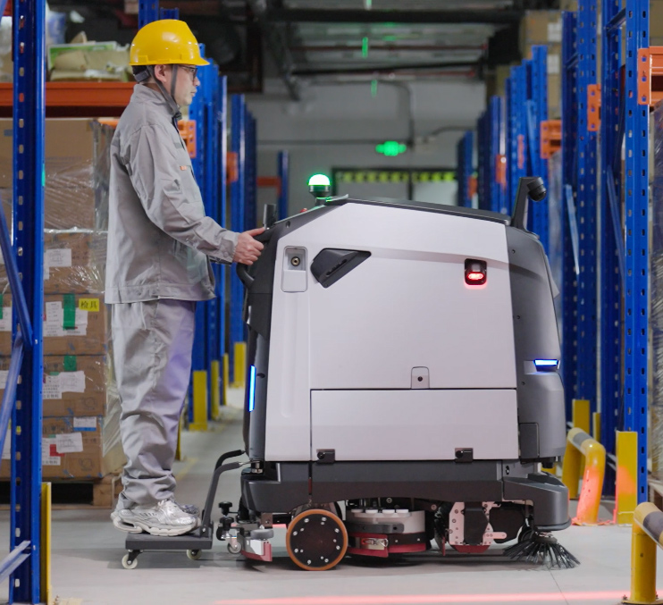 files/dateien/images/Produkte/PUDU%20Robotics/PUDU-BG1-ride-on-modus.jpg